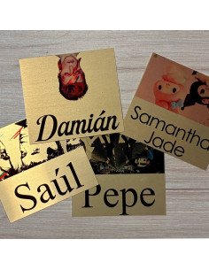 Placa de aluminio sublimada en acabado oro cepillado para uso conmemorativo y lápidas. 2