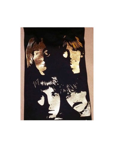 Diseño detallado en vinil textil metálico sobre playera negra de algodón