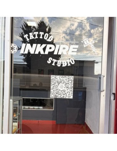 Logotipo en vinil de corte blanco instalado sobre aparador de negocio
