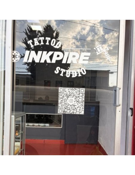 Logotipo en vinil de corte blanco instalado sobre aparador de negocio