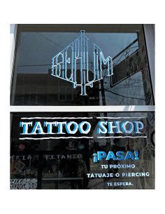 Rotulación comercial en vinil de corte azul y blanco para estudio de tatuajes