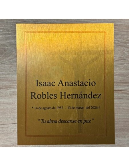 Detalle de placa de aluminio personalizada en oro cepillado
