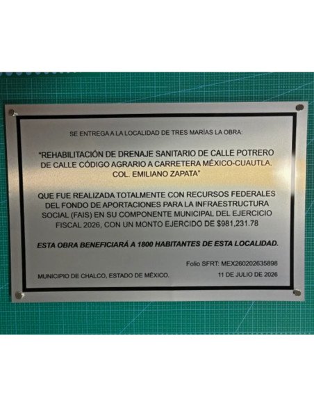Placa personalizada en acabado plata; base y chapetones no incluidos