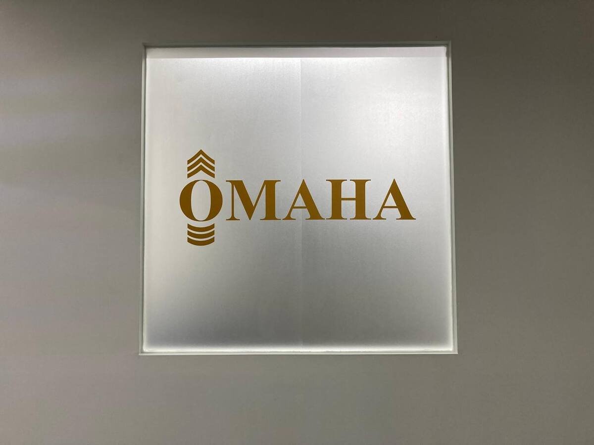 Logotipo empresarial aplicado con vinil de corte sobre cristal