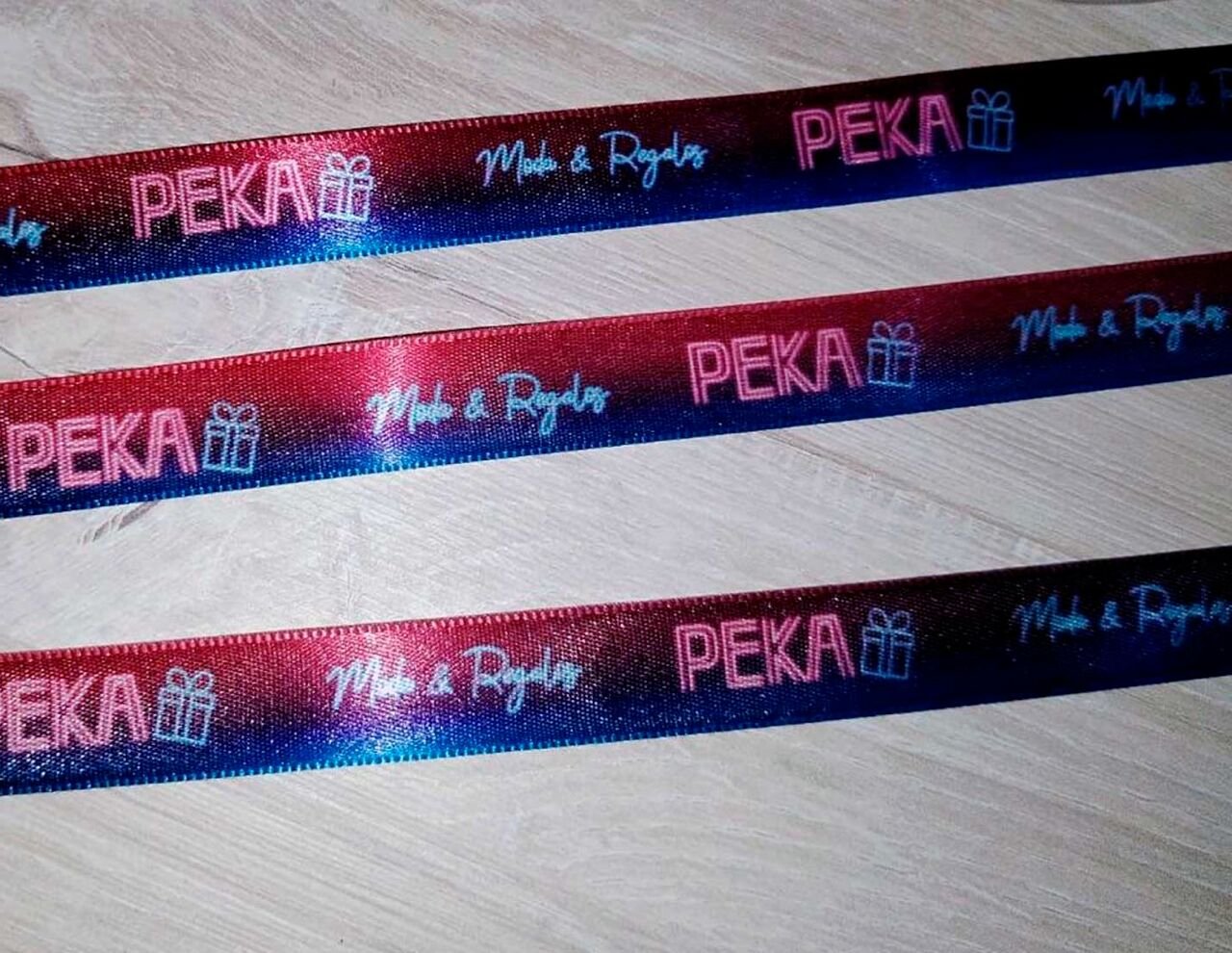 Pulseras personalizadas de listón satinado para empresas y eventos